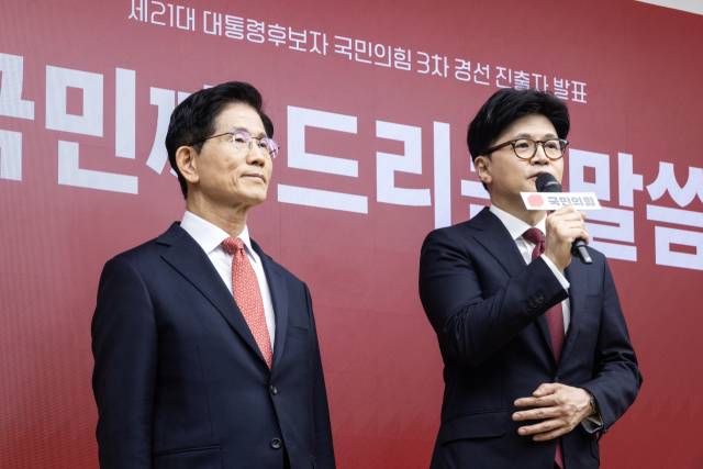 한동훈(오른쪽)·김문수 국민의힘 예비후보가 29일 서울 여의도 국민의힘 당사에서 열린 제21대 대통령 후보자 국민의힘 3차 경선 진출자 발표 행사에서 최종 경선에 오른 뒤 소감을 밝히고 있다. 연합뉴스