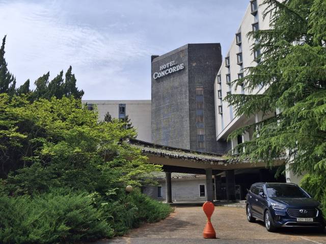 2016년 문을 닫아 유령 호텔이 돼버린 경주 콩코드호텔. APEC 정상회의 근처에 위치해 미관상 문제라는 지적을 받고 있다. 이경운 기자.