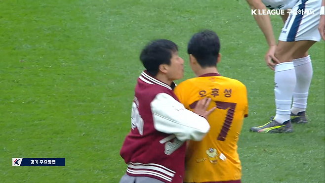 이정효 광주 감독이 5일 광주월드컵경기장에서 열린 김천과 K리그1 홈경기 전반전이 끝난 뒤 자신이 지도하는 오후성의 등을 강하게 밀치는 모습. 사진출처|쿠팡플레이 중계화면 캡처