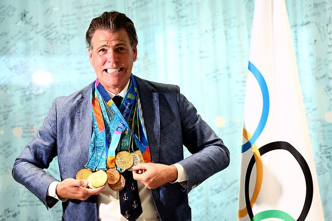 게리 홀 주니어가 5일 스위스 IOC에서 토마스 바흐 위원장으로부터 메달을 전달받아 목에 건 뒤 사진을 찍고 있다. 로이터