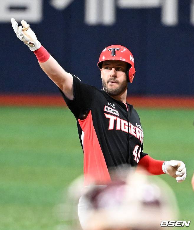 경기 초반 적시타를 날린 위즈덤.