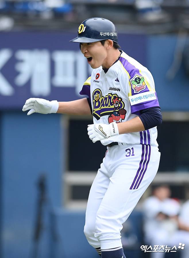 두산 베어스 외야수 정수빈이 5일 서울 잠실야구장에서 열린 2025 신한 SOL Bank KBO리그 LG 트윈스와의 팀 간 4차전에 1번타자 겸 중견수로 선발출전, 3타수 3안타 1홈런 2타점 3득점 2볼넷으로 활약하면서 팀 승리를 견인했다. 사진 고아라 기자