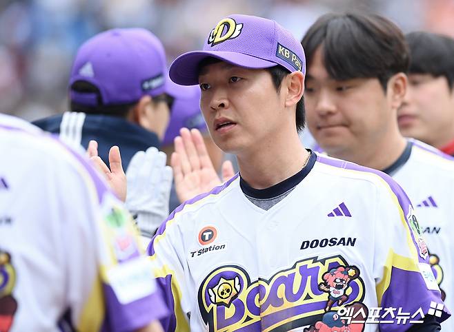 두산 베어스 외야수 정수빈이 5일 서울 잠실야구장에서 열린 2025 신한 SOL Bank KBO리그 LG 트윈스와의 팀 간 4차전에 1번타자 겸 중견수로 선발출전, 3타수 3안타 1홈런 2타점 3득점 2볼넷으로 활약하면서 팀 승리를 견인했다. 사진 고아라 기자