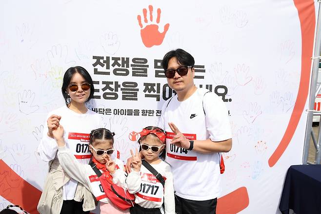 '2025 국제어린이마라톤' 참가 가족 (서울=연합뉴스) 성도현 기자 = 6일 서울 마포구 월드컵공원에서 국제아동권리 비정부기구(NGO) 세이브더칠드런과 국가기간뉴스통신사 연합뉴스가 공동 주최한 '2025 국제어린이마라톤'에서 지혜원(맨 왼쪽) 씨 가족이 포즈를 취하고 있다. 2025.5.6 raphael@yna.co.kr