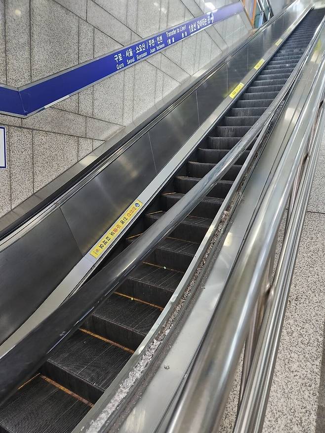 ▲ 7일 오후 12시25분쯤 인천지하철 1호선 부평역사 내 지하 4층에서 위로 올라가는 에스컬레이터 핸드레일이 이탈하는 사고가 발생했다. /사진제공=인천소방본부