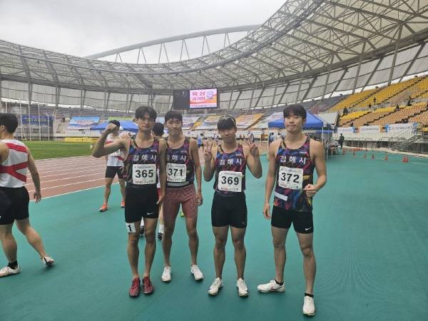 도민체육대회 5관왕에 오른 지성환(오른쪽)이 김남균 윤준원 오창기(오른쪽 두번째부터)와 함께 기념사진을 찍고 있다. / 김해육상연맹