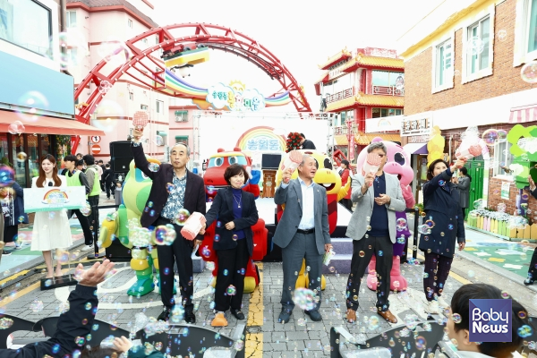 지난 3일 인천시 중구가 마련한 '2025년 송월동 동화마을 어린이 축제'에서 축제를 기념하기 위해 참석한 내빈들이 한 자리에 모여 기념촬영을 하고 있다. ⓒ육아방송 