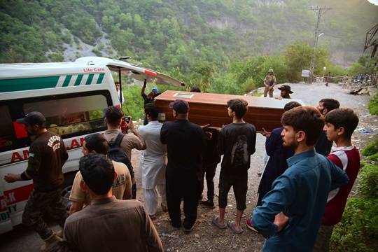 인도의 미사일 공격을 받은 파키스탄령 카슈미르의 한 모스크에서 사망자가 발생해 자원봉사자들이 시신을 수습해 구급차로 옮기고 있다. 사진=AP/뉴시스