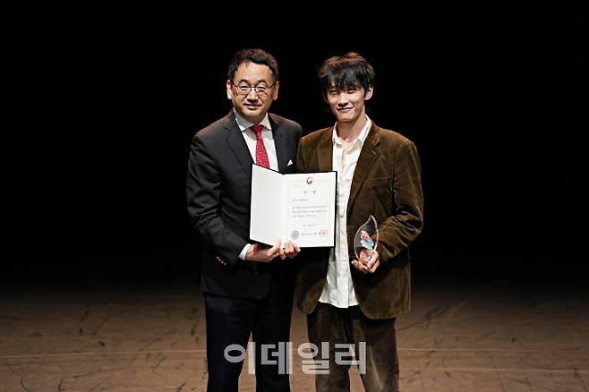 ‘2025 젊은안무자창작공연’ 최우수안무자상 수상자 최민욱(오른쪽), 조남규 대한무용협회 이사장. (사진=대한무용협회)