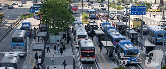 서울 시내버스노조가 준법운행을 재개한 7일 서울 중구 서울역 버스정류장에 버스가 정차하고 있다. 2025.5.7/뉴스1 ⓒ News1 이승배 기자