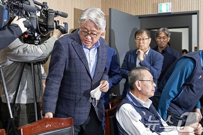 김정환 서울시버스운송조합 이사장과 박점곤 서울시버스노동조합 위원장이 29일 서울 영등포구 서울지방노동위원회에서 열린 임금·단체협약(임단협) 2차 조정회의에 참석하고 있다. 2025.4.29/뉴스1 ⓒ News1 이승배 기자