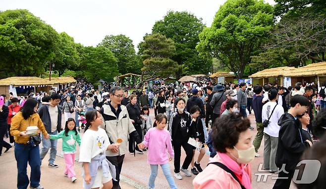 진주 논개제 방문객들(진주시 제공. 재판매 및 DB금지).