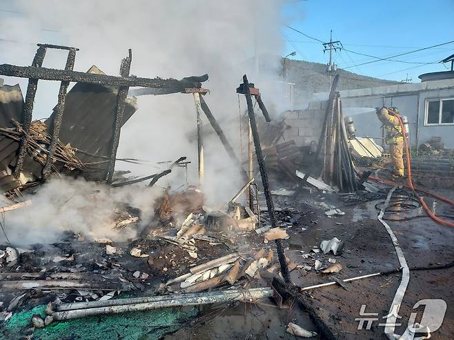 7일 오전 6시 29분께 전북자치도 고창군 신림면의 한 창고 용도 단독주택에서 불이 났다.(전북소방 제공. 재판매 및 DB금지)