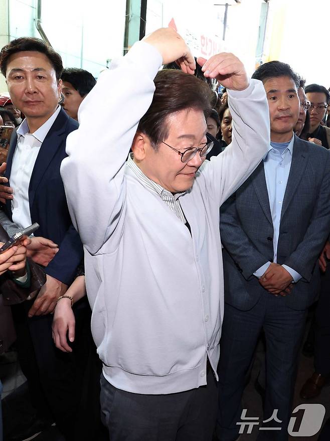 이재명 더불어민주당 대통령 후보가 2차 골목골목 경청투어 마지막 날인 7일 오전 전북 임실군 임실시장을 찾아 하트를 그리고 있다. (공동취재) 2025.5.7/뉴스1 ⓒ News1 안은나 기자