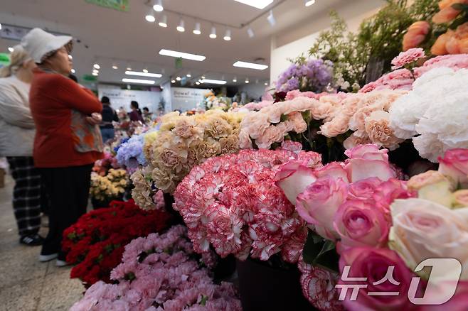 어버이날을 하루 앞둔 8일 서울 서초구 양재 꽃시장에 카네이션 등이 진열돼 있다. 2025.5.7/뉴스1 ⓒ News1 이승배 기자