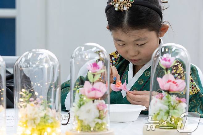 6일 오후 서울 종로구 창경궁 대온실 교육관에서 열린 '효의 궁, 창경궁에서 정조의 효심을 배우다' 행사에 참여한 어린이들이 복숭아꽃 효도등 만들기 체험을 하고 있다. ⓒ News1 이승배 기자