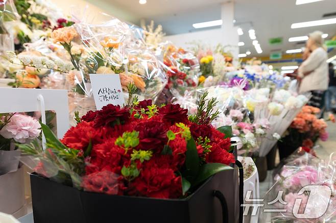 어버이날을 하루 앞둔 8일 서울 서초구 양재 꽃시장에 카네이션 등이 진열돼 있다. 2025.5.7/뉴스1 ⓒ News1 이승배 기자