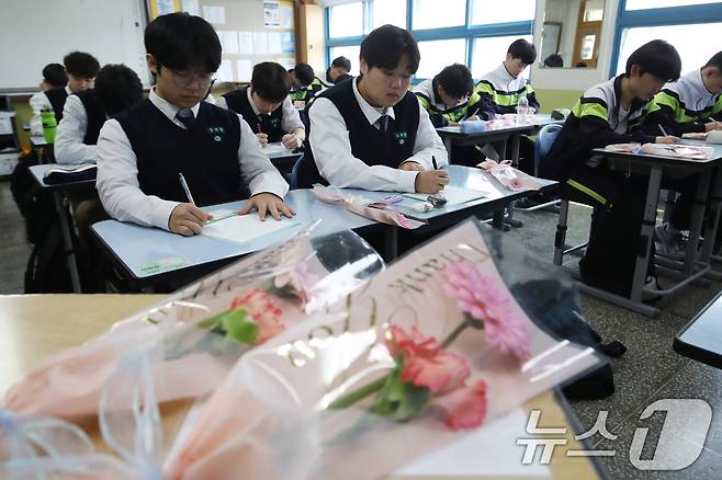 어버이날을 하루 앞둔 7일 오후 부산 동래구 용인고등학교에서 학생들이 부모님께 감사의 편지를 쓰고 있다. 학생들은 카네이션과 직접 쓴 감사의 편지를 부모님께 전달할 예정이다. 2025.5.7/뉴스1 ⓒ News1 윤일지 기자