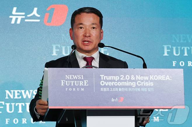 천정수 HD현대중공업 특수선사업부 전무가 7일 서울 여의도 페어몬트 호텔에서 열린 뉴스1 미래포럼에서 ‘전쟁의 시대로 희귀와 K-해양방산의 지향점’을 주제로 발표를 하고 있다. ‘트럼프 2.0과 新한국:위기 극복 해법 찾기’를 주제로 열린 이번 포럼은 뉴스1 주최로 열렸다. ⓒ News1 박세연 기자