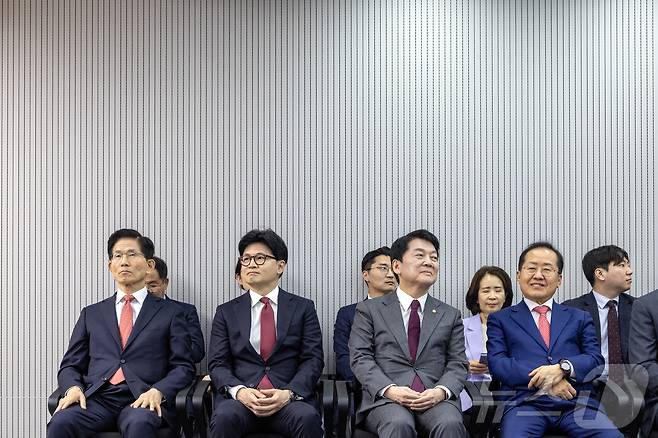 제21대 대통령후보자 국민의힘 3차 경선 진출자를 발표하는 29일 오후 서울 여의도 국민의힘 중앙당사에서 김문수, 한동훈, 안철수, 홍준표 후보가 결과를 기다리고 있다. 2025.4.29/뉴스1 ⓒ News1 국회사진취재단