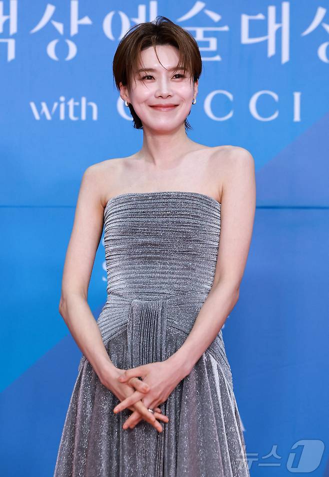 개그맨 장도연이 5일 오후 서울 강남구 코엑스에서 열린 '61회 백상예술대상' 레드카펫에서 포즈를 취하고 있다. 2025.5.5/뉴스1 ⓒ News1 김진환 기자