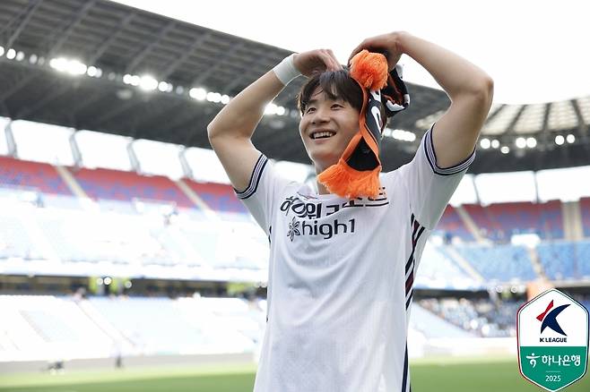 4월 영플레이어상을 받은 강원 신민하(한국프로축구연맹 제공)