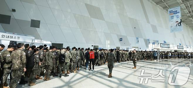 7일 경기 고양시 킨텍스에서 열린 국군장병 취업박람회에서 장병들이 입장을 기다리고 있다. 2025.5.7/뉴스1 ⓒ News1 허경 기자