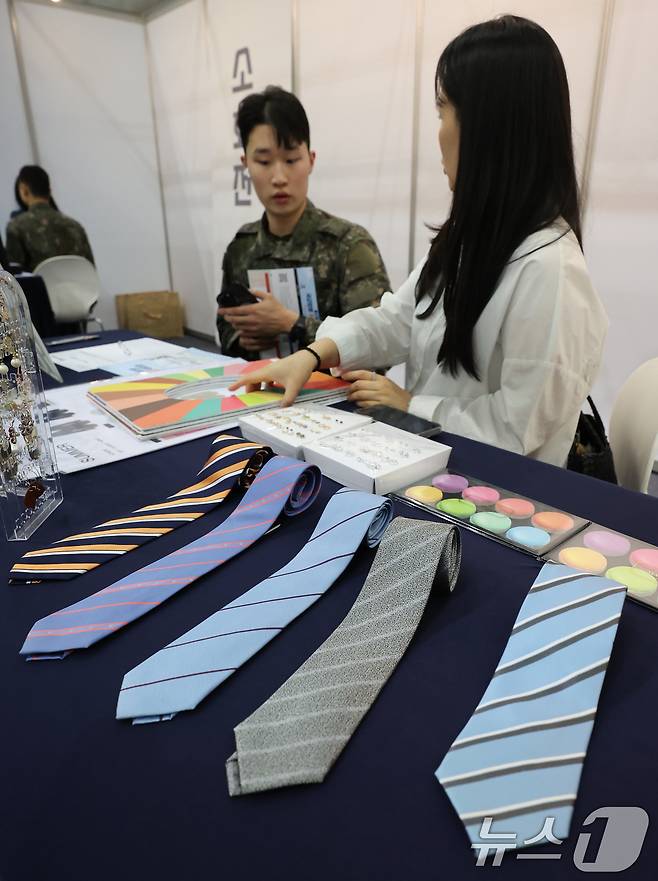 7일 경기 고양시 킨텍스에서 열린 국군장병 취업박람회에서 장병들이 퍼스널 컬러 상담을 받고 있다. 2025.5.7/뉴스1 ⓒ News1 허경 기자