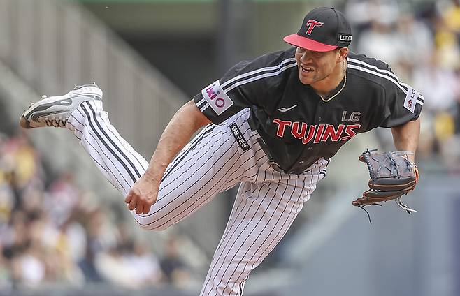 LG 치리노스가 6일 서울 잠실구장에서 열린 2025 KBO리그 정규시즌 두산전에서 역투하고 있다. 사진 | 연합뉴스