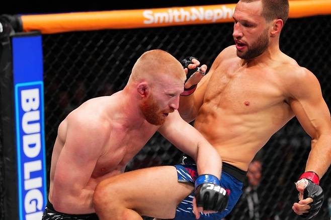 더 리더가 보컬(왼쪽)에게 니킥 공격을 시도하고 있다. 사진 | UFC