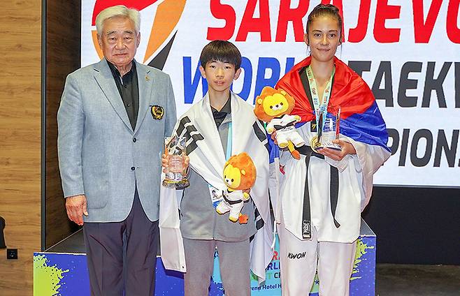 지난 2023년 사라예보에서 열린 세계카뎃선수권대회에서 조정원(왼쪽) 총재와 MVP를 수상한 한국의 이동건(가운데), 세르비아 반야 랑코브가 기념 촬영하고 있다. 사진 | 세계태권도연맹