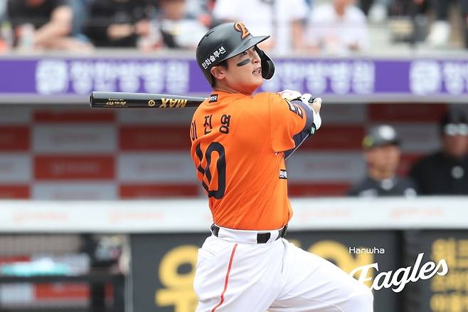 한화 이진영이 27일 대전 한화생명 볼파크에서 열린 2025 KBO리그 정규시즌 KT전서 타격하고 있다. 사진 | 한화 이글스