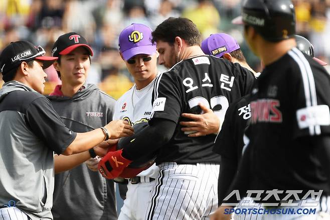 1분 정도 쓰러져있던 오스틴은 부축을 받은 뒤 일어나 강승호에게 먼저 다가갔다.