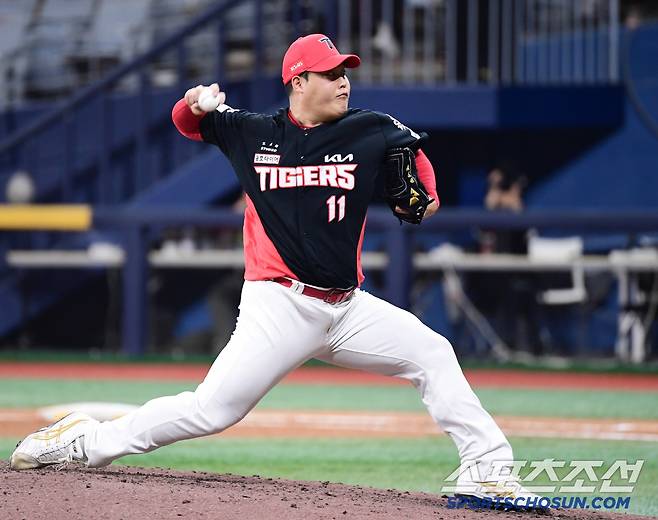 고척 첫 방문 경기. 힘차게 투구하고 있는 KIA 조상우.