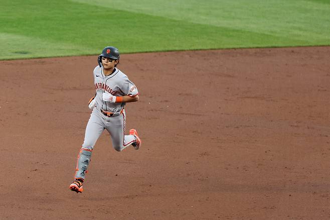 CHICAGO, ILLINOIS - MAY 06: Jung Hoo Lee #51 of the San Francisco Giants rounds the bases after hitting a two-run home run off Colin Rea #53 of the Chicago Cubs (not pictured) during the third inning at Wrigley Field on May 06, 2025 in Chicago, Illinois. Michael Reaves/Getty Images/AFP (Photo by Michael Reaves / GETTY IMAGES NORTH AMERICA / Getty Images via AFP)
<저작권자(c) 연합뉴스, 무단 전재-재배포, AI 학습 및 활용 금지>