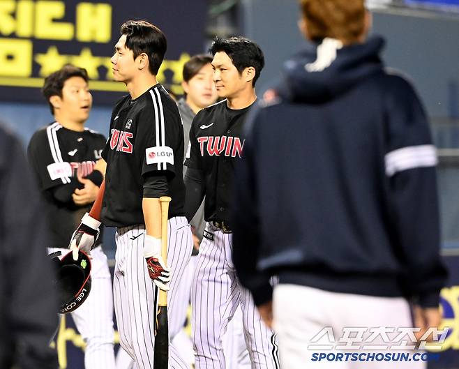 7일 잠실야구장에서 열린 LG와 두산의 경기, 두산이 5대2로 승리했다. 패배에 아쉬워하는 LG 선수들의 모습. 잠실=허상욱 기자wook@sportschosun.com/2025.05.07/