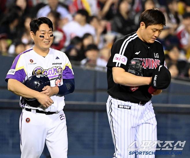 7일 잠실야구장에서 열린 LG와 두산의 경기, 6회말 무사 만루 LG 김강률이 마운드에 오르자 두산 3루주자 양의지가 미소짓고 있다. 잠실=허상욱 기자wook@sportschosun.com/2025.05.07/