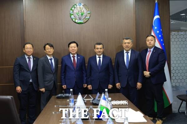 김정겸 총장과 부즈루허노브 사르바르헌 무나바르허노비츠 고등교육·혁신·과학부 차관 면담 모습./충남대학교.