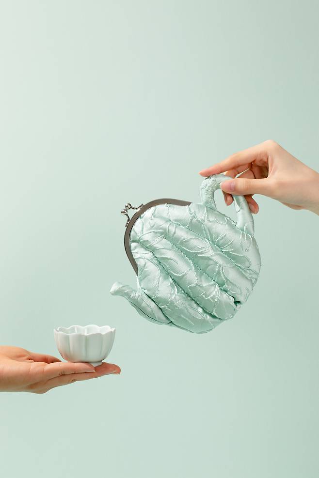 청자 자수 파우치. 미국 스미스소니언 국립아시아미술관에서 열리는 이건희 컬렉션 특별전에 나간다. /국립박물관문화재단