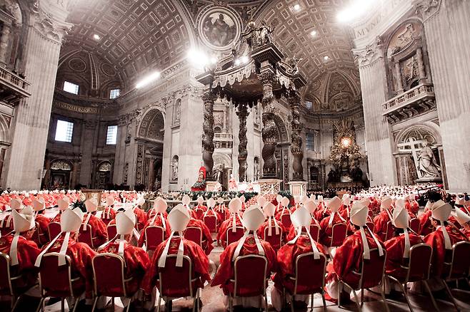 새 교황을 뽑는 추기경단의 비공개 투표 콘클라베가 바티칸 시스티나 성당에서 7일(현지 시각) 시작된다. 전 세계 80세 미만 추기경이 바티칸에 모여 3분의 2 이상 득표하는 인물이 나올 때까지 투표를 거듭한다. 사진은 프란치스코 교황이 선출된 2013년 3월 콘클라베에 앞서 추기경들이 성 베드로 대성당에서 미사를 올리는 모습./게티이미지코리아