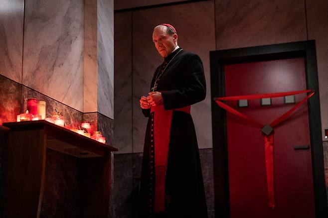 영화 '콘클라베'의 한 장면. 교황이 선종한 후 그의 숙소 문이 붉은 띠로 봉인된 모습이다. /디스테이션