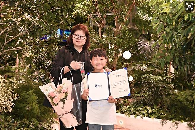 정태운 군과 어머니. /연합뉴스