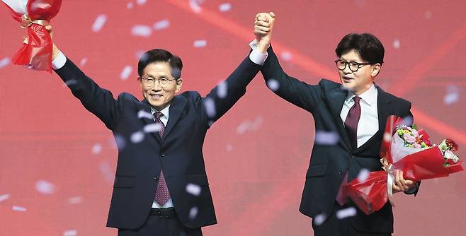 2025년 국힘 대선 후보 - 김문수 국민의힘 대선 후보가 3일 경기 고양시 킨텍스에서 열린 전당대회에서 당 후보로 선출된 직후, 최종 경쟁자였던 한동훈 전 대표와 손을 잡고 인사하고 있다. 그는 "이재명 집권을 막기 위해 어떤 세력과도 연대할 것"이라고 했다. /연합뉴스