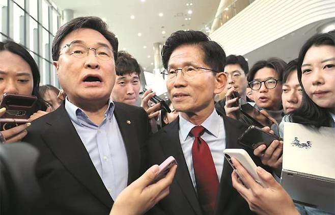 김문수(가운데) 국민의힘 대선 후보가 6일 경북 경주 화백 컨벤션센터를 방문한 자리에서 “당 지도부가 정당한 대통령 후보인 저를 강제로 끌어내리려 하고 있다”며 대선 후보 일정을 중단하겠다는 입장을 밝히고 있다. 왼쪽은 이날 김 후보 설득을 위해 찾아온 국민의힘 김대식 의원. /연합뉴스