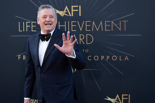 넷플릭스 공동 CEO 테드 사란도스가 26일 미국 캘리포니아주 로스앤젤레스 돌비 극장에서 열린 제50회 AFI 평생공로상 시상식에 참석해 인사를 나누고 있다. /연합뉴스