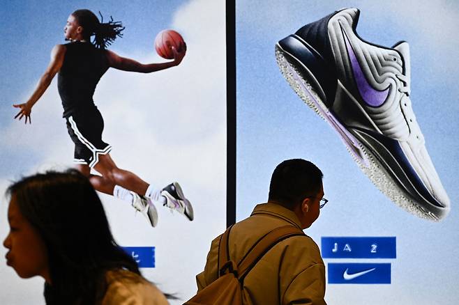 중국 베이징의 한 나이키 매장을 소비자들이 지나치고 있다. /연합뉴스