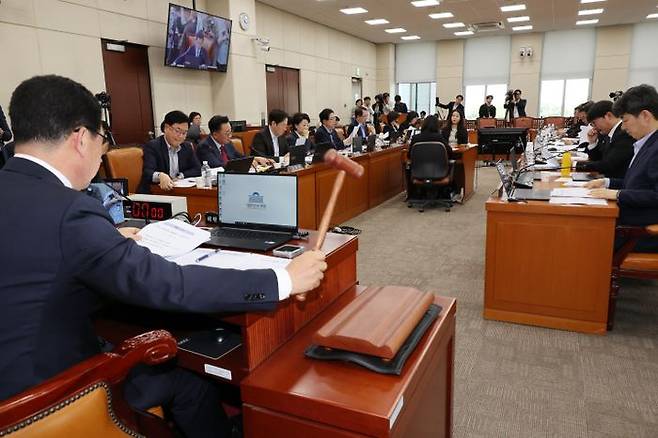 신정훈 국회 행정안전위원장이 7일 오후 국회에서 열린 행정안전위원회 전체회의에서 공직선거법 개정안을 상정하며 의사봉을 두드리고 있다. ⓒ뉴시스