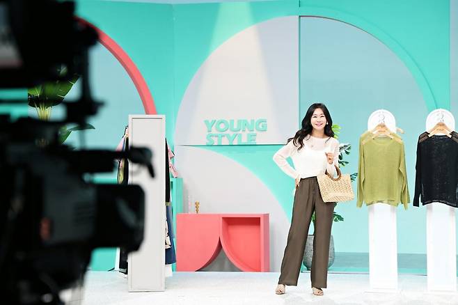 이은영 롯데홈쇼핑 쇼호스트가 ‘영스타일’ 생방송을 진행하고 있다.