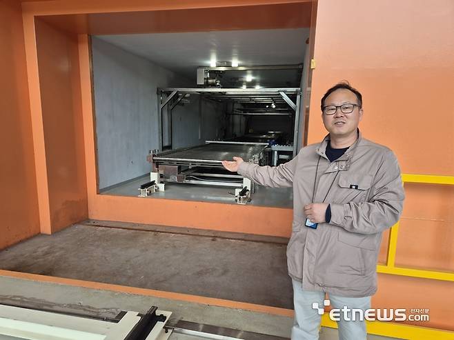 윤진문 박사가 전자선 실증 연구동의 전자가속기를 설명하고 있다. 무게 900㎏에 달하는 큰 문화재를 전자선 처리할 수 있다.