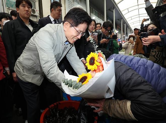 국민의힘 김문수 대선 후보가 지난 6일 경북 포항시 죽도시장을 방문, 한 상인에게 꽃다발을 건네고 있다. (사진=연합뉴스)